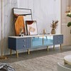 Meuble TV, 4 tiroirs texturés avec poignées dorées, 2 portes en verre trempé marron, convient pour le salon et la chambre à c