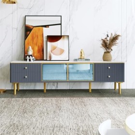 NIKKHO Meuble TV moderne aspect marbre avec 4 pieds, 4 tiroirs structurés avec poignées dorées, deux portes marron en verre t