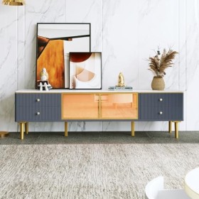 AMDXD Meuble TV moderne aspect marbre avec 4 pieds, 4 tiroirs structurés avec poignées dorées, deux portes marron en verre tr